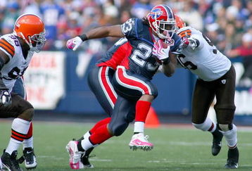 ORCHARD PARK, NY - OCTOBER 11:  Marshawn Lynch #23 of the Buffalo Bills runs against the Cleveland Browns  at Ralph Wilson Stadium on October 11, 2009 in Orchard Park, New York.  (Photo by Rick Stewart/Getty Images)