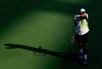 SHANGHAI, CHINA - OCTOBER 14:  Lleyton Hewitt of Australia wipes his forehead between points against Gael Monfils of France during the 2009 Shanghai ATP Masters 1000 at Qi Zhong Tennis Centre on October 14, 2009 in Shanghai, China.  (Photo by Matthew Stockman/Getty Images)
