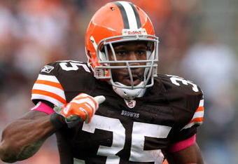CLEVELAND - OCTOBER 04:  Jerome Harrison #35 of the Cleveland Browns runs the ball against the Cincinnati Bengals during their game at Cleveland Browns Stadium on October 4, 2009 in Cleveland, Ohio. The Bengals defeated the Browns 23-20 in overtime.  (Photo by Jim McIsaac/Getty Images)