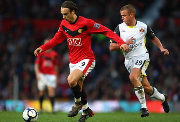 MANCHESTER, ENGLAND - OCTOBER 03:  Dimitar Berbatov of Manchester United holds off Lee Cattermole of Sunderland during the Barclays Premier League match between Manchester United and Sunderland at Old Trafford on October 3, 2009 in Manchester, England. (Photo by Clive Brunskill/Getty Images)