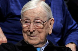 WESTWOOD, CA - JANUARY 29: Former coach John Wooden of the UCLA Bruins watches as the Bruins take on the University of California Golden Bears at Pauley Pavilion January 29, 2009 in Westwood, California. UCLA won, 81-66. (Photo by Kevork Djansezian/Getty Images)