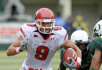 EUGENE, OR - SEPTEMBER 19: Aiona Key #9 of the Utah Utes eludes the tackle of Walter Thurmond III #6 as he runs for yardage after a pass reception in the second quarter of the game at Autzen Stadium on September 19, 2009 in Eugene, Oregon. Oregon won the game 31-24. (Photo by Steve Dykes/Getty Images)