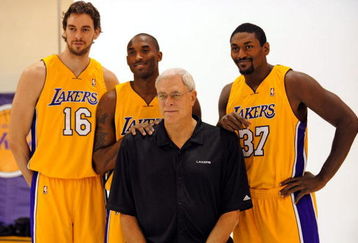 EL SEGUNDO, CA - SEPTEMBER 29:  Pau Gasol #16, Kobe Bryant #24, Coach Phil Jackson and Ron Artest #37 of the Los Angeles Lakers pose for a photograph during Lakers media day at their training facility on  September 29, 2009 in El Segundo, California. NOTE TO USER: User expressly acknowledges and agrees that, by downloading and/or using this Photograph, user is consenting to the terms and conditions of the Getty Images License Agreement.  (Photo by Kevork Djansezian/Getty Images)