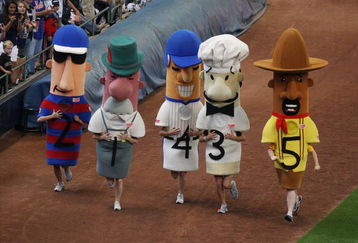 MILWAUKEE - JULY 1: The Klement's Sausage Race takes place during the game between the New York Mets and the Milwaukee Brewers at Miller Park on July 1, 2009 in Milwaukee, Wisconsin.  (Photo by Jonathan Daniel/Getty Images)