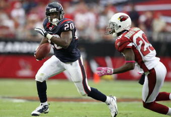 GLENDALE, AZ - OCTOBER 11: Runningback Steve Slaton #20 of the Houston Texans rushes the ball 13 yards past Dominique Rodgers-Cromartie #29 of the Arizona Cardinals during the NFL game at the Universtity of Phoenix Stadium on October 11, 2009 in Glendale, Arizona. (Photo by Christian Petersen/Getty Images)