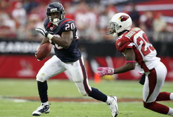 GLENDALE, AZ - OCTOBER 11: Runningback Steve Slaton #20 of the Houston Texans rushes the ball 13 yards past Dominique Rodgers-Cromartie #29 of the Arizona Cardinals during the NFL game at the Universtity of Phoenix Stadium on October 11, 2009 in Glendale, Arizona. (Photo by Christian Petersen/Getty Images)