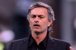 MILAN, ITALY - OCTOBER 03:  Head coach Jose Mourinho of Inter Milan gestures during the Serie A match between FC Internazionale Milano and Udinese Calcio at Stadio Giuseppe Meazza on October 3, 2009 in Milan, Italy.  (Photo by Claudio Villa/Getty Images)