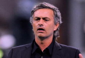 MILAN, ITALY - OCTOBER 03:  Head coach Jose Mourinho of Inter Milan gestures during the Serie A match between FC Internazionale Milano and Udinese Calcio at Stadio Giuseppe Meazza on October 3, 2009 in Milan, Italy.  (Photo by Claudio Villa/Getty Images)