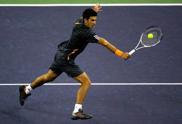 SHANGHAI, CHINA - OCTOBER 14:  Novak Djokovic of Serbia returns against Fabio Fognini of Italy during the 2009 Shanghai ATP Masters 1000 at Qi Zhong Tennis Centre on October 14, 2009 in Shanghai, China.  (Photo by Matthew Stockman/Getty Images)