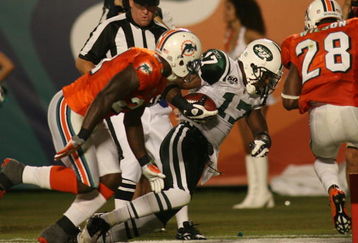 MIAMI - OCTOBER 12:  Receiver Braylon Edwards #17 of the New York Jets catches a pass against the Miami Dolphins at Land Shark Stadium on October 12, 2009 in Miami, Florida.  Miami defeated New York 31-27. (Photo by Marc Serota/Getty Images)