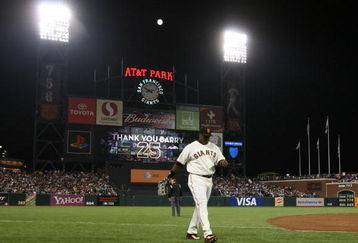 SAN FRANCISCO - SEPTEMBER 26:  Barry Bonds #25 of the San Francisco Giants walks back to the dugout against the San Diego Padres during a Major League Baseball game on September 26, 2007 at AT&T Park in San Francisco, California.  (Photo by Jed Jacobsohn/Getty Images)