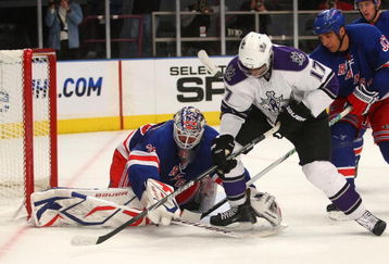 NEW YORK - OCTOBER 14: Wayne Simmonds #17 of the Los Angeles Kings is stopped by Henrik Lundqvist #30 of the New York Rangers at Madison Square Garden on October 14, 2009 in New York, New York.  The Rangers defeated the Kings 5-4. (Photo by Bruce Bennett/Getty Images)