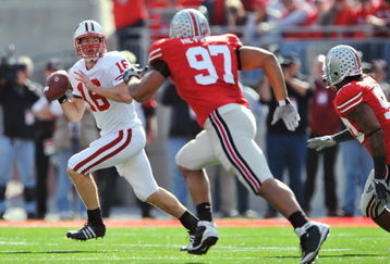 COLUMBUS, OH - OCTOBER 10:  Quarterback Scott Tolzien #16 of the Wisconsin Badgers runs with the ball against the Ohio State Buckeyes at Ohio Stadium on October 10, 2009 in Columbus, Ohio.  (Photo by Jamie Sabau/Getty Images)