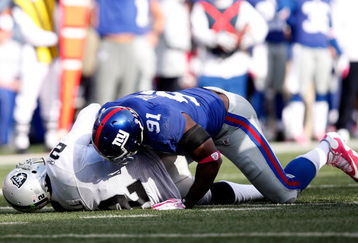 EAST RUTHERFORD, NJ - OCTOBER 11:  Justin Tuck #91 of the New York Giants sacks JaMarcus Russell #2 of the Oakland Raiders during the game on October 11, 2009 at Giants Stadium in East Rutherford, New Jersey.  (Photo by Jared Wickerham/Getty Images)