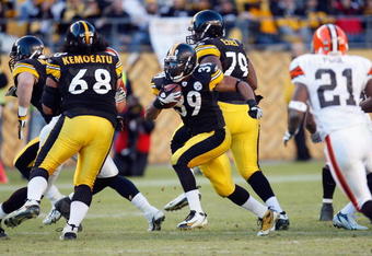 PITTSBURGH - DECEMBER 28:  Willie Parker #39 of the Pittsburgh Steelers carries the ball during the game against the Cleveland Browns on December 28, 2008 at Heinz Field in Pittsburgh, Pennsylvania. (Photo by: Gregory Shamus/Getty Images)