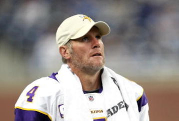DETROIT - SEPTEMBER 20:  Quarterbck Brett Favre #4 of the Minnesota Vikings looks on during the game with the Detroit Lions at Ford Field on September 20, 2009 in Detroit, Michigan. The Vikings won 27-13.  (Photo by Stephen Dunn/Getty Images)