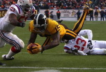 DENVER - OCTOBER 11:  Brandon Marshall #15 of the Denver Broncos scores a touchdown to tie the game in the fouth quarter against the New England Patriots during an NFL game at Invesco Field at Mile High on October 11, 2009 in Denver, Colorado.  (Photo by Jed Jacobsohn/Getty Images)