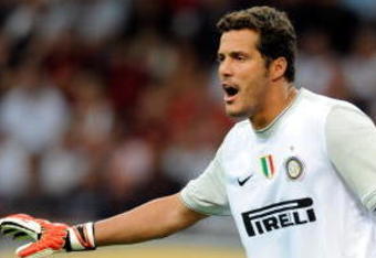 MILAN, ITALY - AUGUST 29:  Julio Cesar of Inter FC during the Serie A match between AC Milan and Inter Milan at Stadio Giuseppe Meazza on August 29, 2009 in Milan, Italy.  (Photo by Claudio Villa/Getty Images)