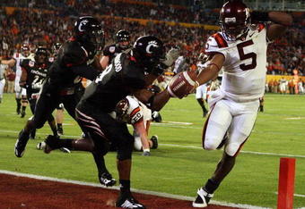 MIAMI - JANUARY 01:  Tyrod Taylor #5 of the Virginia Tech Hokies runs the ball for a toucdown against Brandon Underwood #8 of the Cincinnati Bearcats during the FedEx Orange Bowl against at Dolphin Stadium on January 1, 2009 in Miami, Florida.  (Photo by Doug Benc/Getty Images)