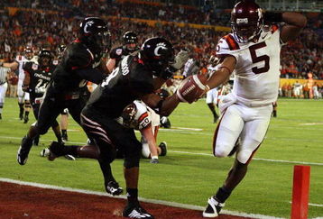 MIAMI - JANUARY 01:  Tyrod Taylor #5 of the Virginia Tech Hokies runs the ball for a toucdown against Brandon Underwood #8 of the Cincinnati Bearcats during the FedEx Orange Bowl against at Dolphin Stadium on January 1, 2009 in Miami, Florida.  (Photo by Doug Benc/Getty Images)