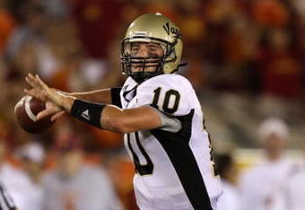 LOS ANGELES, CA - SEPTEMBER 01:   Nathan Enderle #10 of the University of Idaho Vandals looks to pass against the USC Trojans at the Los Angeles Memorial Coliseum on September 1, 2007 in Los Angeles, California.  (Photo by Lisa Blumenfeld/Getty Images)