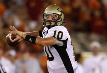 LOS ANGELES, CA - SEPTEMBER 01:   Nathan Enderle #10 of the University of Idaho Vandals looks to pass against the USC Trojans at the Los Angeles Memorial Coliseum on September 1, 2007 in Los Angeles, California.  (Photo by Lisa Blumenfeld/Getty Images)