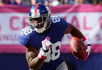 EAST RUTHERFORD, NJ - OCTOBER 11:  Hakeem Nicks #88 of the New York Giants runs the ball against the Oakland Raiders on October 11, 2009 at Giants Stadium in East Rutherford, New Jersey. The Giants defeated the Raiders 44-7.  (Photo by Jim McIsaac/Getty Images)