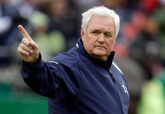 KANSAS CITY, MO - OCTOBER 11:  Head coach Wade Phillips of the Dallas Cowboys gestures prior to the start of the game against the Kansas City Chiefs on October 11, 2009 at Arrowhead Stadiumin Kansas City, Missouri.  (Photo by Jamie Squire/Getty Images)