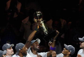 ORLANDO, FL - JUNE 14:  Lamar Odom #7 of the Los Angeles Lakers holds up the Larry O'Brien trophy after the Lakers defeated the Orlando Magic 99-86 in Game Five of the 2009 NBA Finals on June 14, 2009 at Amway Arena in Orlando, Florida.  NOTE TO USER:  User expressly acknowledges and agrees that, by downloading and or using this photograph, User is consenting to the terms and conditions of the Getty Images License Agreement.
