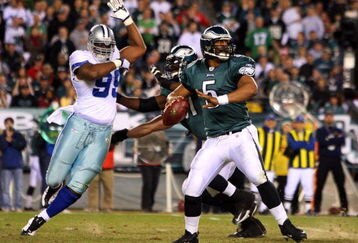 PHILADELPHIA - DECEMBER 28:  Donovan McNabb #5 of the Philadelphia Eagles throws a pass against the Dallas Cowboys on December 28, 2008 at Lincoln Financial Field in Philadelphia, Pennsylvania.  (Photo by Jim McIsaac/Getty Images)
