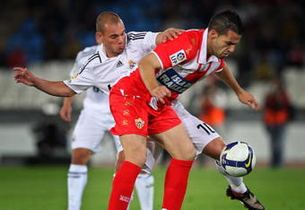 ALMERIA, SPAIN - NOVEMBER 02:  Alvaro Negredo (R) of Almeria duels for the ball with Wesley Sneijder of Real Madrid during the La Liga match between Almeria and Real Madrid at the Estadio de los Juegos Mediterraneos on November 2, 2008 in Almeria, Spain. The match ended in a 1-1 draw.  (Photo by Jasper Juinen/Getty Images)