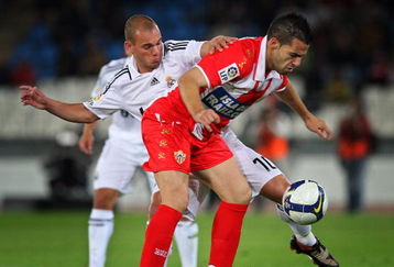 ALMERIA, SPAIN - NOVEMBER 02:  Alvaro Negredo (R) of Almeria duels for the ball with Wesley Sneijder of Real Madrid during the La Liga match between Almeria and Real Madrid at the Estadio de los Juegos Mediterraneos on November 2, 2008 in Almeria, Spain. The match ended in a 1-1 draw.  (Photo by Jasper Juinen/Getty Images)