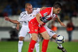 ALMERIA, SPAIN - NOVEMBER 02:  Alvaro Negredo (R) of Almeria duels for the ball with Wesley Sneijder of Real Madrid during the La Liga match between Almeria and Real Madrid at the Estadio de los Juegos Mediterraneos on November 2, 2008 in Almeria, Spain. The match ended in a 1-1 draw.  (Photo by Jasper Juinen/Getty Images)