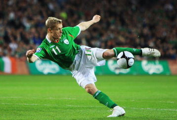 DUBLIN, IRELAND - OCTOBER 14:  Damien Duff of the Republic of Ireland attempts to score during the FIFA 2010 World Cup European Qualifying match between the Republic of Ireland and Montenegro at Croke Park on October 14, 2009 in Dublin, Ireland.  (Photo by Bryn Lennon/Getty Images)