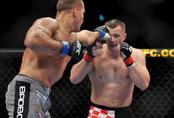 DALLAS - SEPTEMBER 19:  UFC fighter Junior Dos Santos (L) battles UFC fighter Mirko Cro Cop (R) during their Heavyweight bout at UFC 103: Franklin vs. Belfort at the American Airlines Center on September 19, 2009 in Dallas, Texas.  (Photo by Jon Kopaloff/Getty Images)