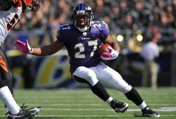BALTIMORE - OCTOBER 11:  Ray Rice #27 of the Baltimore Ravens runs the ball against the Cincinnati Bengals at M&T Bank Stadium on October 11, 2009 in Baltimore, Maryland. The Bengals defeated the Ravens 17-14. (Photo by Larry French/Getty Images)