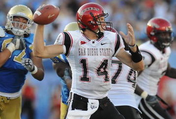 PASADENA, CA - SEPTEMBER 05:   Ryan Lindley #14 of the San Diego State Aztecs looks to pass the ball during the game against the UCLA Bruins at The Rose Bowl on September 5, 2009 in Pasadena, California.  (Photo by Lisa Blumenfeld/Getty Images)