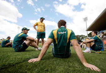 SYDNEY, AUSTRALIA - OCTOBER 15:  Wallabies head coach Robbie Deans talks with his players as they warm down after training during an Australian Wallabies training session at Leichhardt Oval on October 15, 2009 in Sydney, Australia.  (Photo by Brendon Thorne/Getty Images)