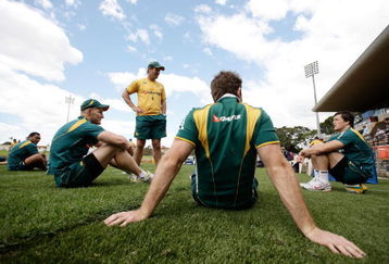 SYDNEY, AUSTRALIA - OCTOBER 15:  Wallabies head coach Robbie Deans talks with his players as they warm down after training during an Australian Wallabies training session at Leichhardt Oval on October 15, 2009 in Sydney, Australia.  (Photo by Brendon Thorne/Getty Images)