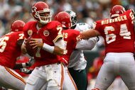 PHILADELPHIA - SEPTEMBER 27:  Matt Cassel #7 of the Kansas City Chiefs looks to pass  against the  Philadelphia Eagles against the Kansas City Chiefs on September 27, 2009 at Lincoln Financial Field in Philadelphia, Pennsylvania.  (Photo by Chris McGrath/Getty Images)