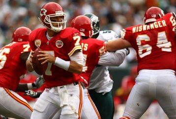 PHILADELPHIA - SEPTEMBER 27:  Matt Cassel #7 of the Kansas City Chiefs looks to pass  against the  Philadelphia Eagles against the Kansas City Chiefs on September 27, 2009 at Lincoln Financial Field in Philadelphia, Pennsylvania.  (Photo by Chris McGrath/Getty Images)
