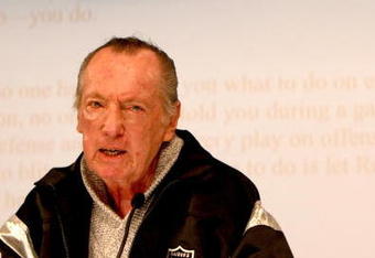 ALAMEDA, CA - SEPTEMBER 30:  Oakland Raiders owner Al Davis speaks during a press conference to announce the firing of head coach Lane Kiffin of the Oakland Raiders at thier training facility on Septemer 30, 2008 in Alameda, California.  (Photo by Jed Jacobsohn/Getty Images)