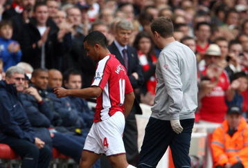 LONDON, ENGLAND - OCTOBER 17:  Theo Walcott of Arsenal gets injured and is subsituted during the Barclays Premier League match between Arsenal and Birmingham City at Emirates Stadium on October 17, 2009 in London, England.  (Photo by Phil Cole/Getty Images)