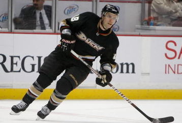 ANAHEIM, CA - SEPTEMBER 17:  Andrew Ebbett #48 of the Anaheim Ducks skates during the preseason game against the Vancouver Canucks at the Honda Center on September 17, 2009 in Anaheim, California.  (Photo by Jeff Gross/Getty Images)
