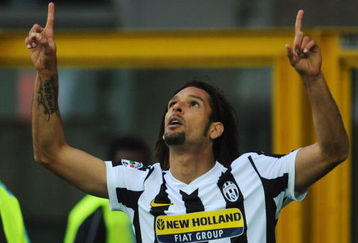 TURIN, ITALY - OCTOBER 17:  Carvalho De Oliveira Amauri of Juventus FC celebrates his goal during the Serie A match between Juventus FC and ACF Fiorentina at Olimpico Stadium on October 17, 2009 in Turin, Italy.  (Photo by Valerio Pennicino/Getty Images)