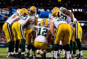 ST. LOUIS, MO - SEPTEMBER 27:  Aaron Rodgers #12 of the Green Bay Packers huddles with the offense during the game against the St. Louis Rams at the Edward Jones Dome on September 27, 2009 in St. Louis, Missouri.  (Photo by Dilip Vishwanat/Getty Images)