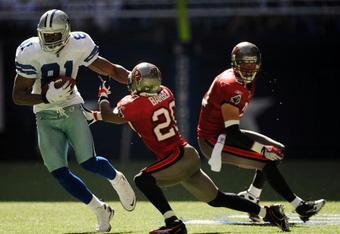 IRVING, TX - OCTOBER 26:  Wide receiver Terrell Owens #81 of the Dallas Cowboys makes a pass reception against Ronde Barber #20 of the Tampa Bay Buccaneers at Texas Stadium on October 26, 2008 in Irving, Texas.  (Photo by Ronald Martinez/Getty Images)