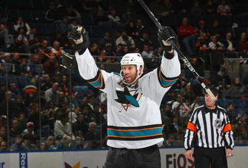 UNIONDALE, NY - OCTOBER 17: Joe Thornton #19 of the San Jose Sharks scores a power play goal at 37 seconds of the third period against the New York Islanders at the Nassau Coliseum on October 17, 2009 in Uniondale, New York. The Sharks defeated the Islanders 4-1. (Photo by Bruce Bennett/Getty Images)