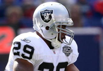 EAST RUTHERFORD, NJ - OCTOBER 11:  Michael Bush #29 of the Oakland Raiders runs the ball against the New York Giants on October 11, 2009 at Giants Stadium in East Rutherford, New Jersey.  (Photo by Jim McIsaac/Getty Images)