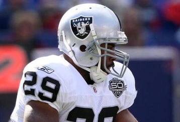 EAST RUTHERFORD, NJ - OCTOBER 11:  Michael Bush #29 of the Oakland Raiders runs the ball against the New York Giants on October 11, 2009 at Giants Stadium in East Rutherford, New Jersey.  (Photo by Jim McIsaac/Getty Images)
